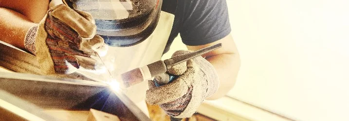 Person schweißt Metall